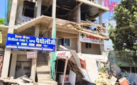 AIIMS के बाहर अफरा-तफरी, मलबे में दबे कई लोग | एम्स भोपाल के सामने छज्जा गिरा, 8 घायल