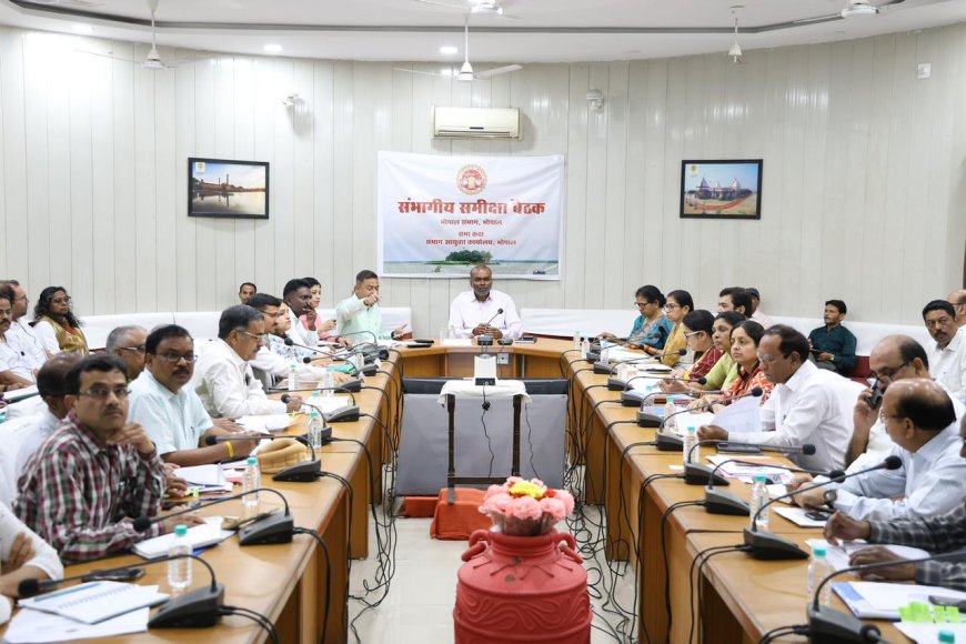 समय-सीमा में पूरे हों विकास कार्य और योजनाएं, शिक्षा व्यवस्था पर भी जोर – संभागायुक्त संजीव सिंह