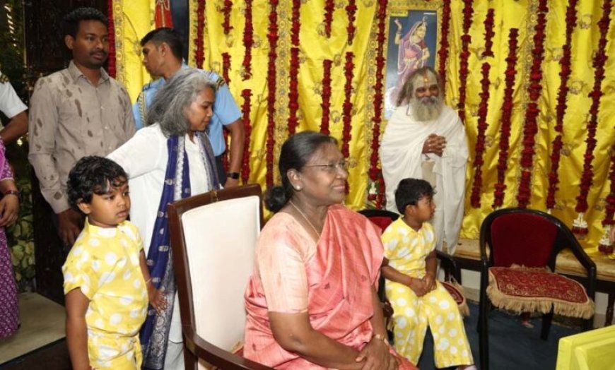 राष्ट्रपति द्रौपदी मुर्मू ने वृंदावन आश्रम में प्रेमानंद महाराज से की मुलाकात, राधे-राधे से हुआ स्वागत