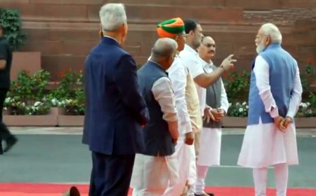 महात्मा ज्योतिबा फुले को श्रद्धांजलि के दौरान आमने-सामने आए मोदी-राहुल, कुछ देर हुई बातचीत