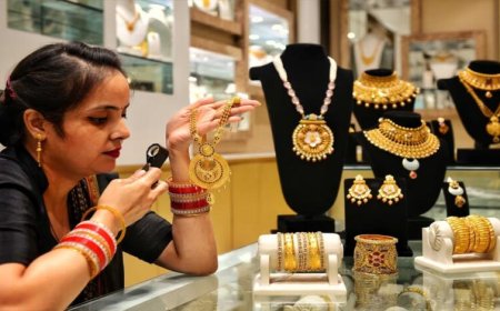 मजबूत डॉलर के कारण सोने और चांदी में बिकवाली, कीमतें 1.6 प्रतिशत तक घटीं