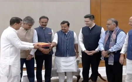 बीजेपी में शामिल हुए राघव चड्ढा, राज्यसभा सांसद राघव चड्ढा, संदीप पाठक और अशोक मित्तल, नितिन नवीन ने खिलाई मिठाई