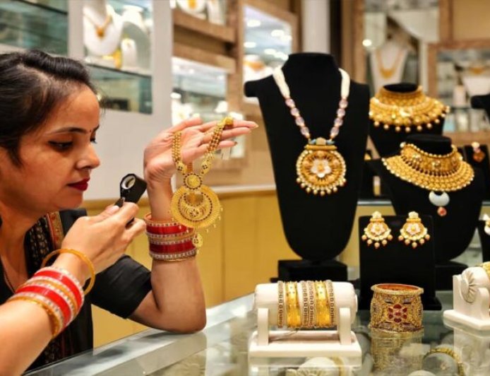 मजबूत डॉलर के कारण सोने और चांदी में बिकवाली, कीमतें 1.6 प्रतिशत तक घटीं