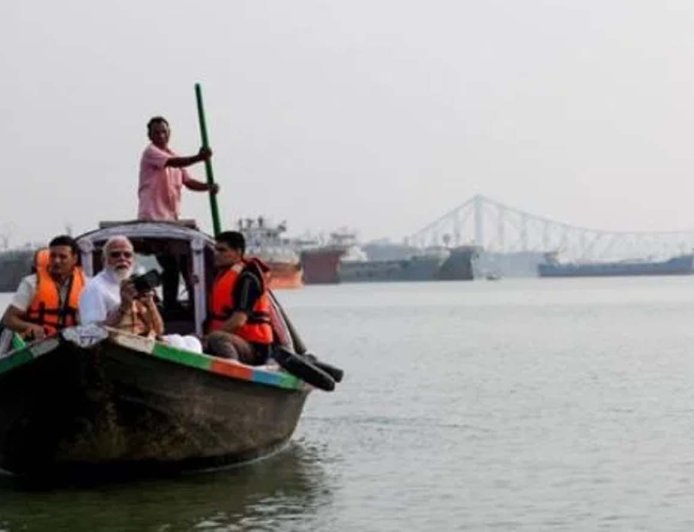 पीएम मोदी ने हुगली नदी में किया नौका विहार, फोटोग्राफी में भी आजमाया हाथ