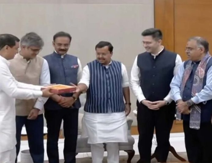 बीजेपी में शामिल हुए राघव चड्ढा, राज्यसभा सांसद राघव चड्ढा, संदीप पाठक और अशोक मित्तल, नितिन नवीन ने खिलाई मिठाई