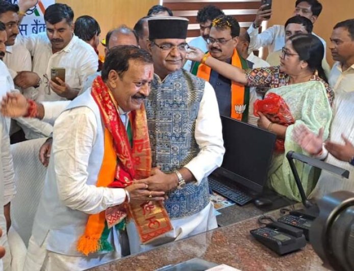 महेंद्र सिंह यादव ने अपेक्स बैंक में पदभार ग्रहण करते हुए किया ऐतिहासिक स्वागत