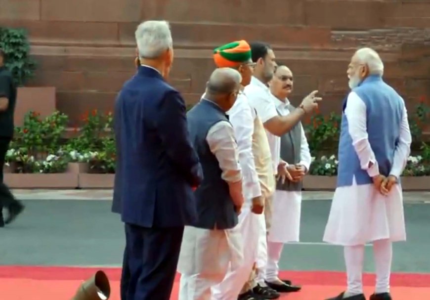 महात्मा ज्योतिबा फुले को श्रद्धांजलि के दौरान आमने-सामने आए मोदी-राहुल, कुछ देर हुई बातचीत