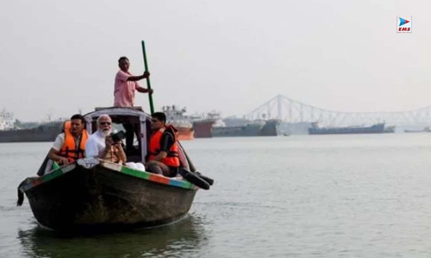 पीएम मोदी ने हुगली नदी में किया नौका विहार, फोटोग्राफी में भी आजमाया हाथ