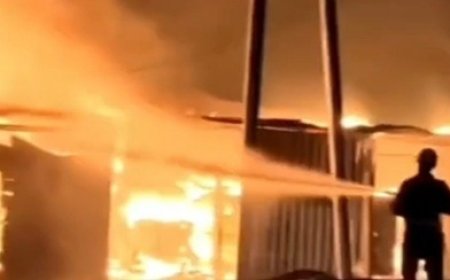 हरदोई में भीषण आग: नवीन फल मंडी गेट पर देर रात मचा हड़कंप, कई दुकानें जलकर राख