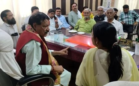 मथुरा में बवाल SDM की कुर्सी पर बैठे विधायक पूरन प्रकाश का फोटो वायरल, सफाई देने को मजबूर