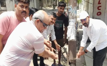 वाराणसी में बिजली विभाग के खिलाफ लोगों का प्रतीकात्मक गुस्सा, खंभे को दी अंतिम विदाई