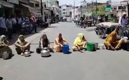 आगरा में भीषण गर्मी के बीच पानी संकट पर फूटा गुस्सा, महिलाओं ने सड़क पर उतरकर किया जोरदार प्रदर्शन