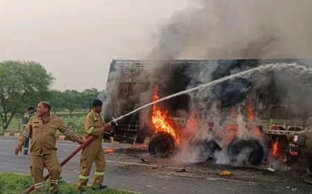 गोरखपुर फोरलेन पर भीषण हादसा, ट्रक-डंपर की टक्कर के बाद आग का गोला बनी सड़क, दो लोगों की दर्दनाक मौत