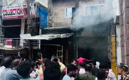 महराजगंज में भीषण आग से मचा हड़कंप, भारत-नेपाल की टीमों ने संभाला मोर्चा