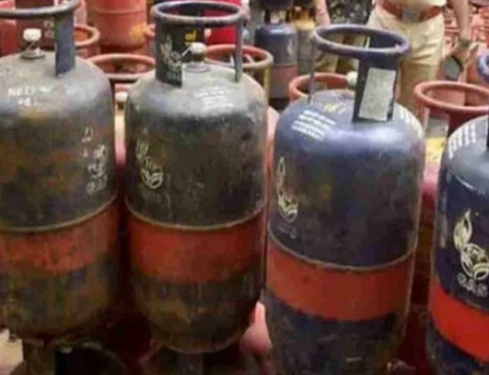 कमर्शियल एलपीजी सिलेंडर 993 रुपए महंगा, दिल्ली में 3000 के पार