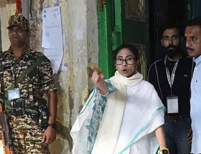 3 घंटे तक ममता की मौजूदगी, कार्यकर्ताओं का पहरा: टीएमसी के आरोप और EC का जवाब एक साथ