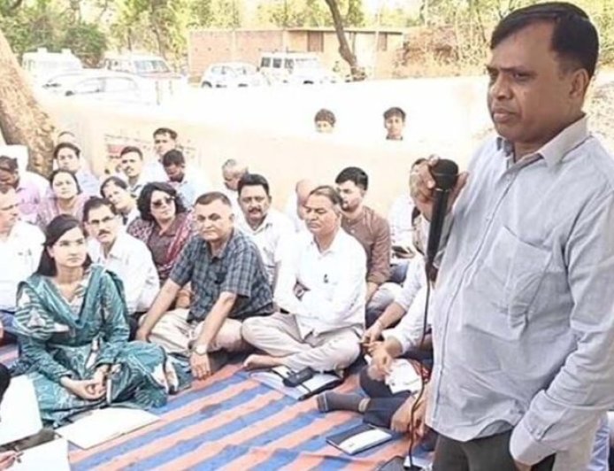 रीवा कलेक्टर का अनोखा दौरा, 42 अफसरों संग नॉन-एसी बस से गांव पहुंचे; टिकुरी में लगाई चौपाल