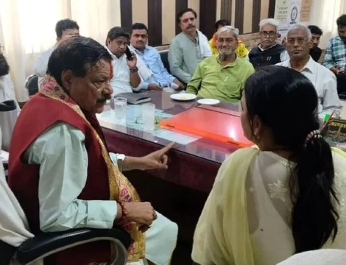 मथुरा में बवाल SDM की कुर्सी पर बैठे विधायक पूरन प्रकाश का फोटो वायरल, सफाई देने को मजबूर