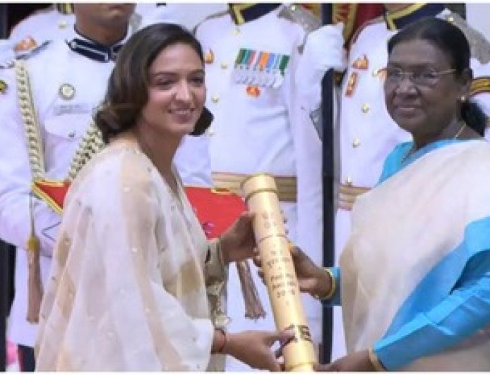 राष्ट्रपति द्रौपदी मुर्मू ने भारतीय महिला क्रिकेट कप्तान हरमनप्रीत कौर को पद्मश्री से सम्मानित किया, खेल जगत में गौरव का क्षण