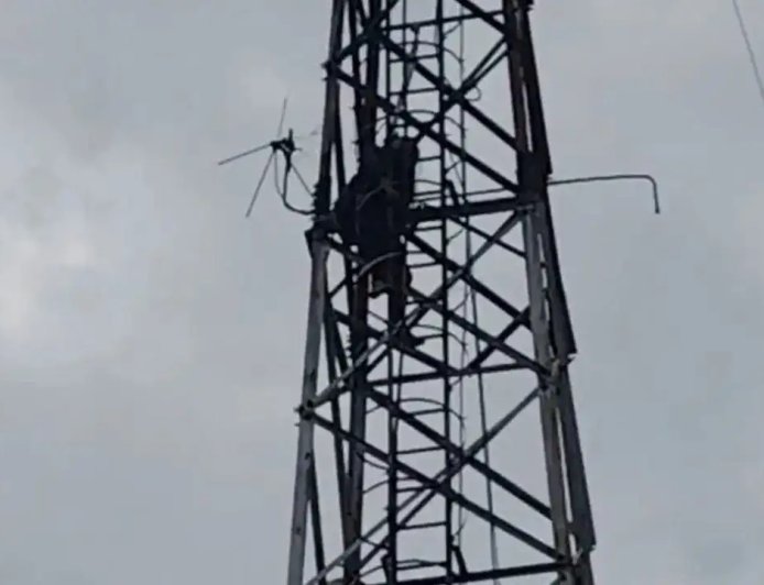थाने के सामने हाईवोल्टेज ड्रामा टावर पर चढ़ युवती ने लगाई फांसी, मोबाइल पर वीडियो देखने की थी आदी