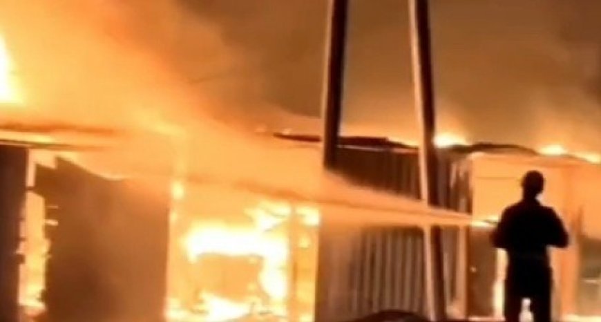 हरदोई में भीषण आग: नवीन फल मंडी गेट पर देर रात मचा हड़कंप, कई दुकानें जलकर राख
