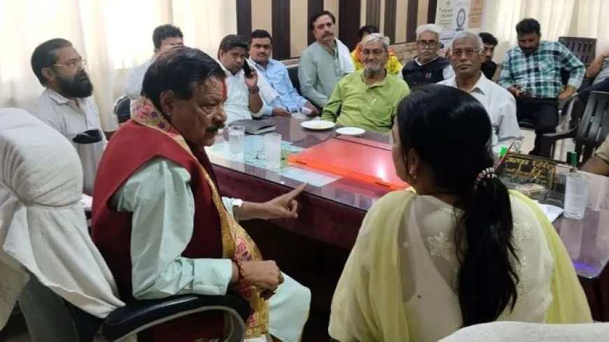 मथुरा में बवाल SDM की कुर्सी पर बैठे विधायक पूरन प्रकाश का फोटो वायरल, सफाई देने को मजबूर