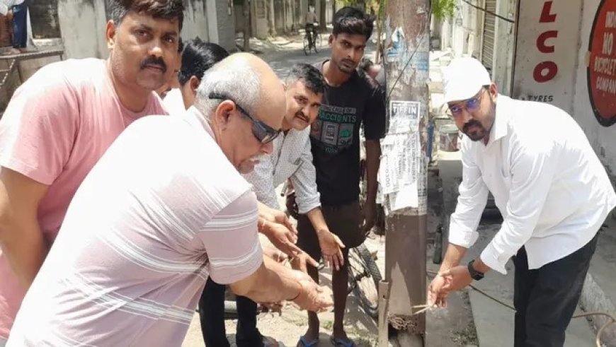 वाराणसी में बिजली विभाग के खिलाफ लोगों का प्रतीकात्मक गुस्सा, खंभे को दी अंतिम विदाई