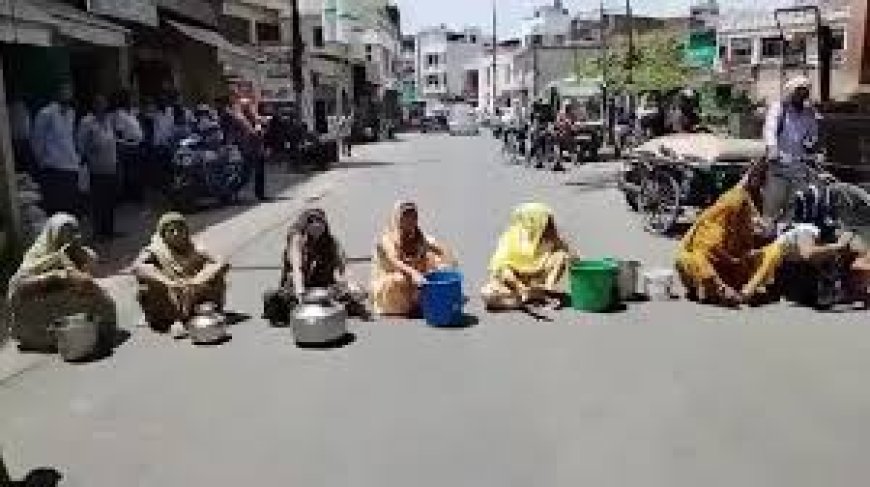 आगरा में भीषण गर्मी के बीच पानी संकट पर फूटा गुस्सा, महिलाओं ने सड़क पर उतरकर किया जोरदार प्रदर्शन