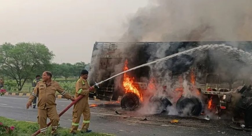 गोरखपुर फोरलेन पर भीषण हादसा, ट्रक-डंपर की टक्कर के बाद आग का गोला बनी सड़क, दो लोगों की दर्दनाक मौत