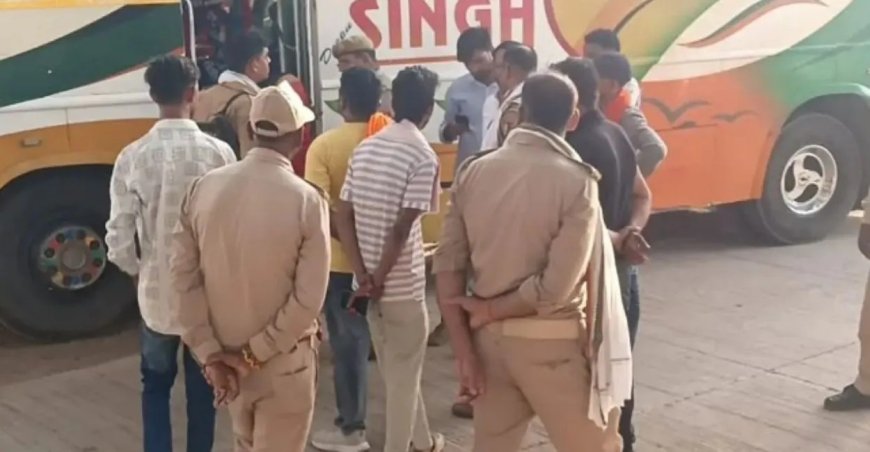 जालौन में मतांतरण मामले पर बड़ी कार्रवाई, लखनऊ जा रही बस रोकी गई, 30 ग्रामीणों को उतारा गया