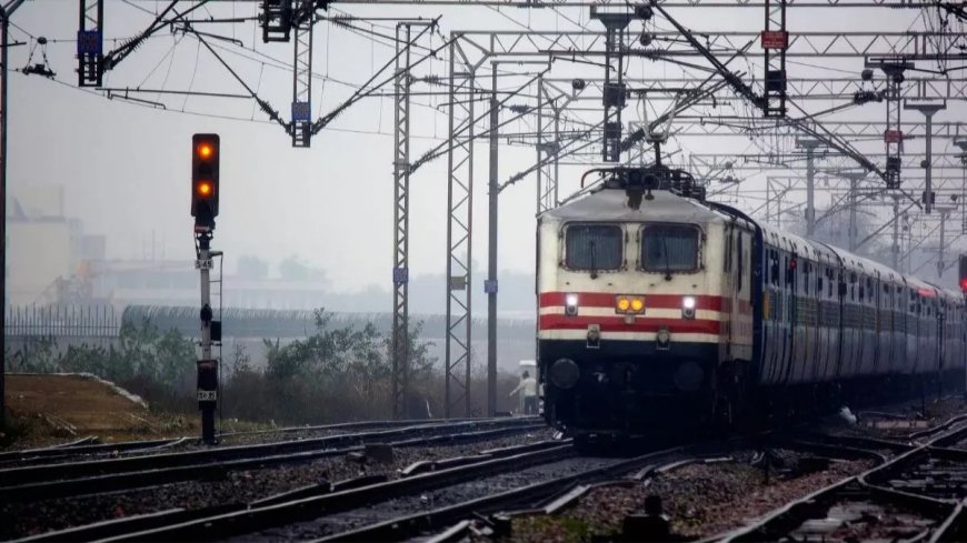 गोरखपुर-देवरिया रेल रूट पर पेड़ गिरने से ट्रेनों का संचालन ठप, यात्री परेशान