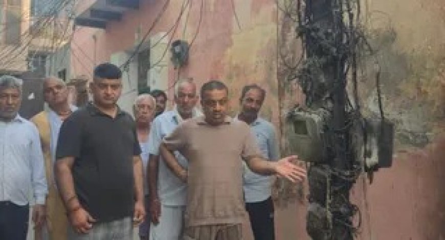 महम के वार्ड-7 में बड़ा हादसा, बिजली के पोल पर केबल और नेट वायर में लगी आग, 8 बिजली मीटर जलकर खाक