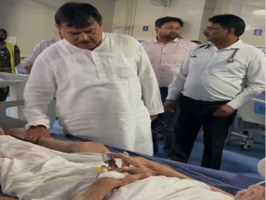 मरीज के पैर दबाकर बोले मंत्री  मुझे फिर विधायक बनाना, MP की राजनीति में बढ़ी हलचल