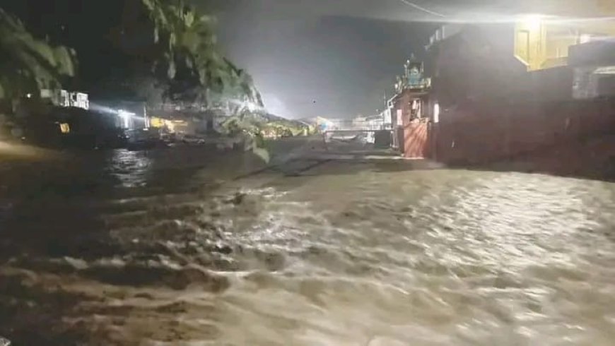 सहारनपुर में कुदरत का कहर मां शाकुम्भरी देवी मंदिर के सामने आया पानी का सैलाब, कारें-ट्रैक्टर बह गए, दो महिलाओं की मौत