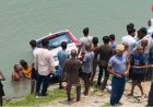 मुंगेर में गंगा घाट पर बड़ा हादसा टला ढलान से फिसली कार नदी में तैरती दिखी, वीडियो हुआ वायरल