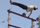 महराजगंज में 11 हजार वोल्ट की हाईटेंशन लाइन के खंभे पर चढ़ा शराब के नशे में युवक, घंटों चला हाई-वोल्टेज ड्रामा; पुलिस और बिजली विभाग की तत्परता से टला बड़ा हादसा