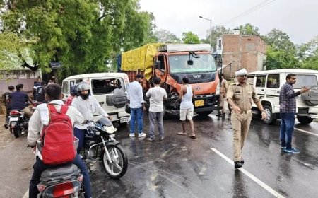 लखनऊ-वाराणसी हाईवे पर भीषण हादसा मिनी ट्रक ने पुलिस जीप को मारी टक्कर, 11 लोग घायल