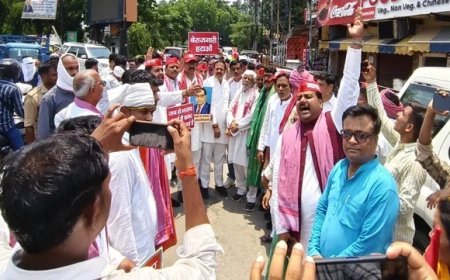 वाराणसी में सपा का जोरदार प्रदर्शन, महंगाई, अपराध और पेपर लीक को लेकर सरकार पर साधा निशाना