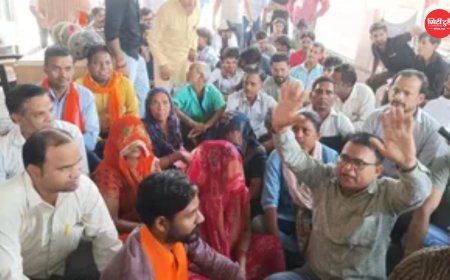 10 दिन से लापता नाबालिग की बरामदगी को लेकर पिलखुवा कोतवाली में धरना, हिंदू संगठनों ने किया हनुमान चालीसा पाठ