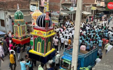 चंदौली में सौ साल पुरानी परंपरा: यूपी–बिहार सीमा पर ताजियों का मिलन, कर्मनाशा नदी पुल पर दिखा भाईचारे का अद्भुत दृश्य