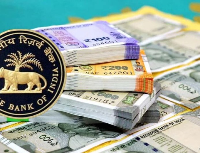 RBI के फैसले से रुपये को मिली ताकत, डॉलर 50 पैसे फिसला; जानिए आम लोगों पर क्या होगा असर