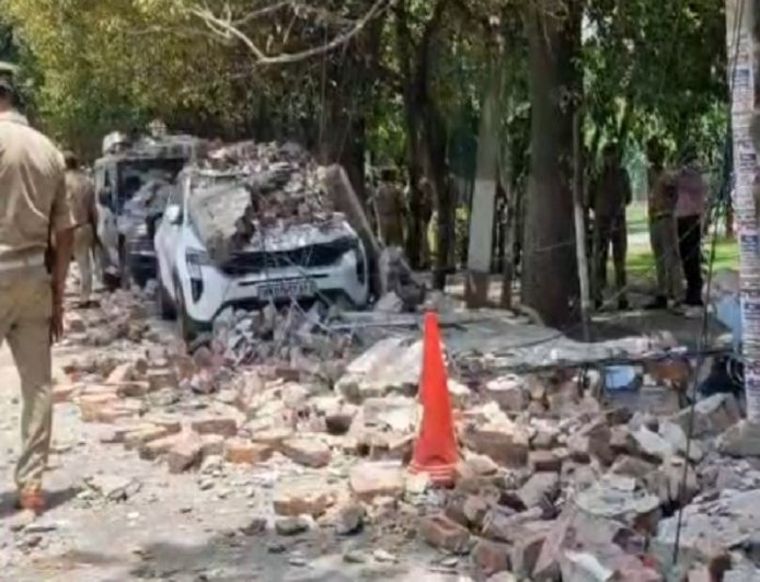 सहारनपुर में दर्दनाक सड़क हादसा तेज रफ्तार कार ने बाइक सवार परिवार को रौंदा, युवक समेत चार की मौत