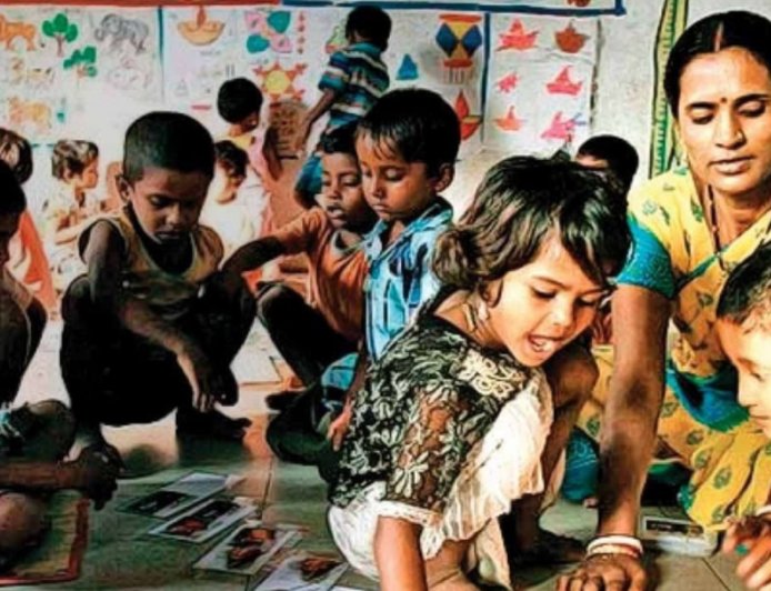यूपी में आंगनबाड़ी से ही शुरू होगी बच्चों की स्कूल तैयारी, 'को-लोकेशन' और साइंटिफिक मैपिंग अभियान मिशन मोड में