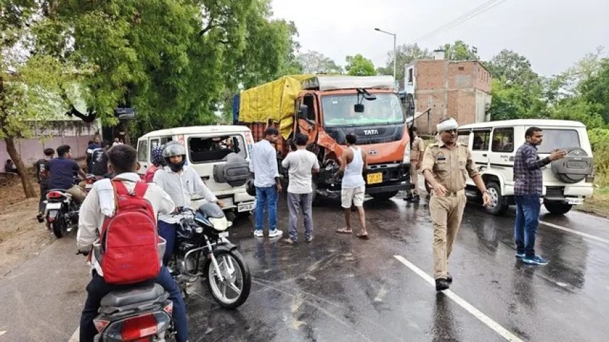 लखनऊ-वाराणसी हाईवे पर भीषण हादसा मिनी ट्रक ने पुलिस जीप को मारी टक्कर, 11 लोग घायल