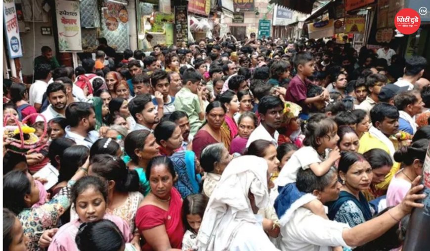 बांकेबिहारी मंदिर में भीड़ और गर्मी के बीच श्रद्धालु की मौत, दर्शन के लिए आए परिवार में पसरा मातम