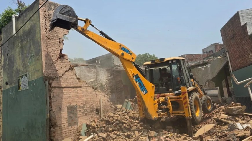 बागपत में तालाब की जमीन पर बनी 50 साल पुरानी मस्जिद ध्वस्त, हाईकोर्ट आदेश पर प्रशासन की कार्रवाई