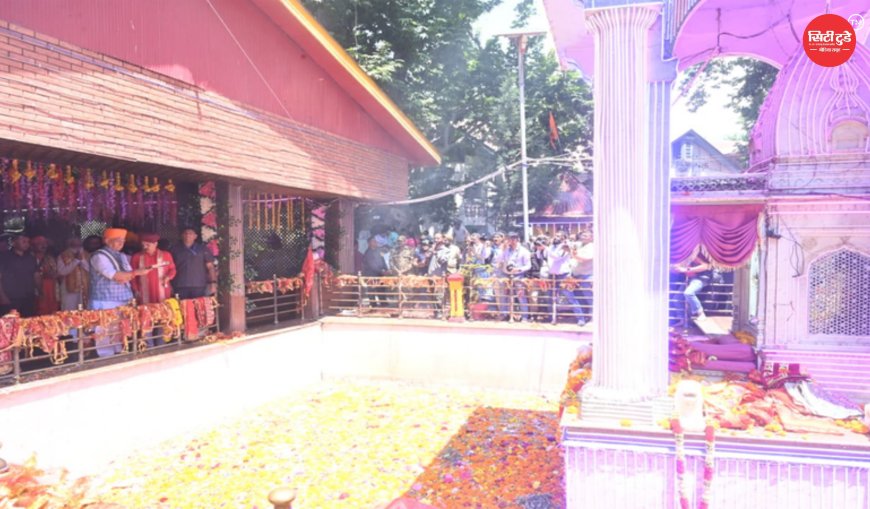खीर भवानी मेले में पहुंचे एलजी मनोज सिन्हा, माता राग्न्या देवी से मांगा शांति और समृद्धि का आशीर्वाद; बोले- 'कश्मीरियत की जीवंत पहचान है यह मेला'