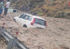 हिमाचल में मानसून का कहर: किन्नौर में फ्लैश फ्लड से NH-5 बंद, कई वाहन मलबे में फंसे; लाहौल-स्पीति में पुल बहने से संपर्क टूटा