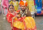 इंदौर में बारिश बनी शादी की यादगार कहानी: मैरेज गार्डन में डेढ़ से दो फीट तक भरा पानी, दूल्हे ने दुल्हन को गोद में उठाकर पहुंचाया मंडप; वीडियो बना चर्चा का विषय