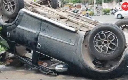 भोपाल में तेज रफ्तार ट्राले ने कार को मारी जोरदार टक्कर, कई बार पलटने के बाद सड़क किनारे गिरी कार; दो युवक घायल, चालक फरार